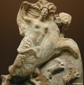 Anonyme, Aphrodite pandémos ou Epitragia, figurine en terre cuite grecques, Musée du Louvre, http://www.insecula.com/oeuvre/photo_ME0000052822.html.